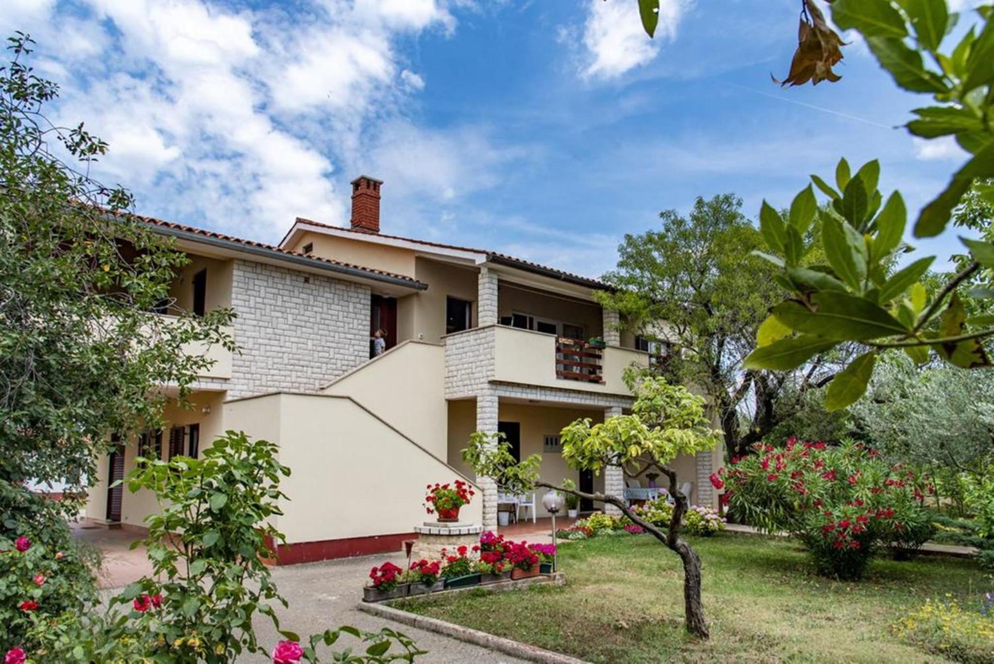 Flower Garden Rhapsody - Modern Family Apartments Near Fazana Bagian luar foto