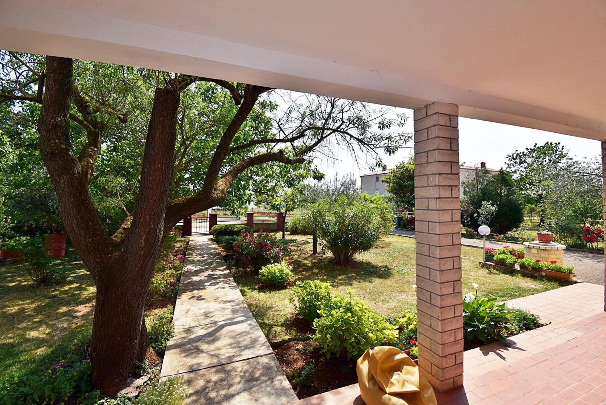 Flower Garden Rhapsody - Modern Family Apartments Near Fazana Bagian luar foto